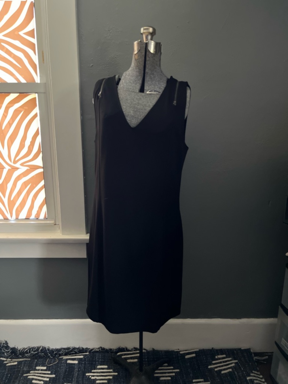 Black V-Neck Sleeveless Dress
